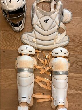 Easton Fastpitch Catcher's Set "The Fundamental" by Jen Schro